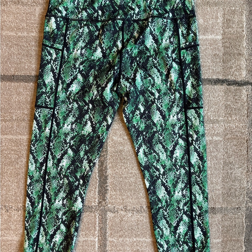 Constantly Varied Gear (CVG) Venom Snakeskin Green Capri Leggings size Large - Picture 8 of 8